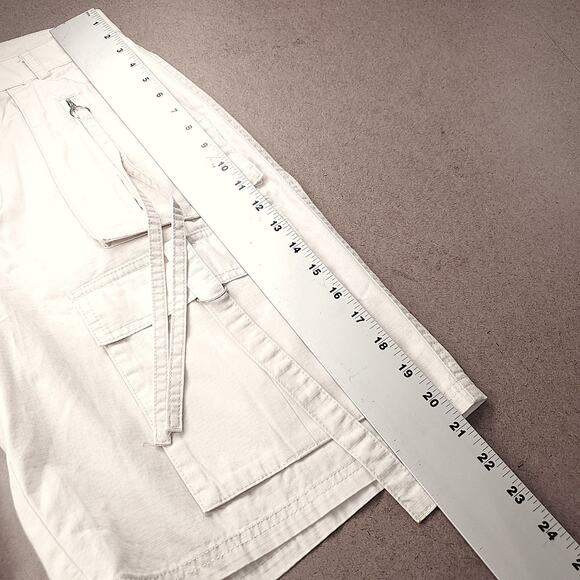 NWT Divided Cargo Shorts Wmns 4 Beige Strap D-ring Flap Pockets Utility Feminine - Picture 6 of 12